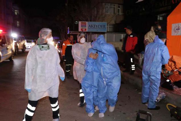 Apartmanda sadece 4 kiilik mektubu aan aile ve onlarla iletiime geen bir komular olmak zere 5 kii apartmanda bekletildi.   <br><br>  Bir sre sonra olay yerine gelen AFAD ekipleri, zel kyafetlerini giyerek apartman iinde 5 ahs zerinde kimyasal ve biyolojik lm yapt.    