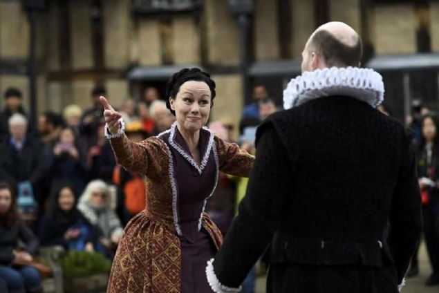 Ayn aratrma John Fletcher'n baz blmleri tek bana, baz blmleri ise Shakespeare ile birlikte yazdklarn ortaya kard.   