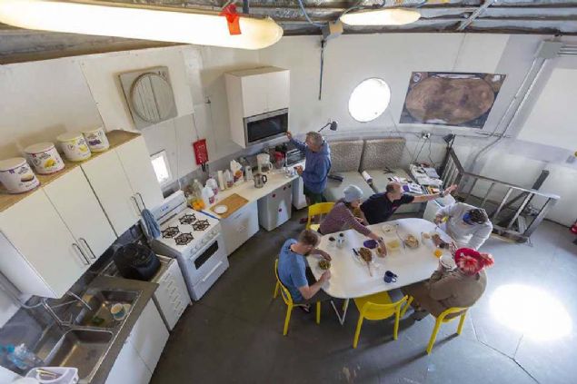 Astronotlar ve aratrma ekipleri, Hab olarak da bilinen iki katl, sekiz metrekarelik silindirik 'Habitat' ta iki hafta geiriyor. 