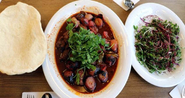 Soanlar ilere sapladktan sonra kyma ile birletiriyoruz. Daha sonra 20 dakikada ocakta bekleterek lokum kvamna getiriyoruz. 