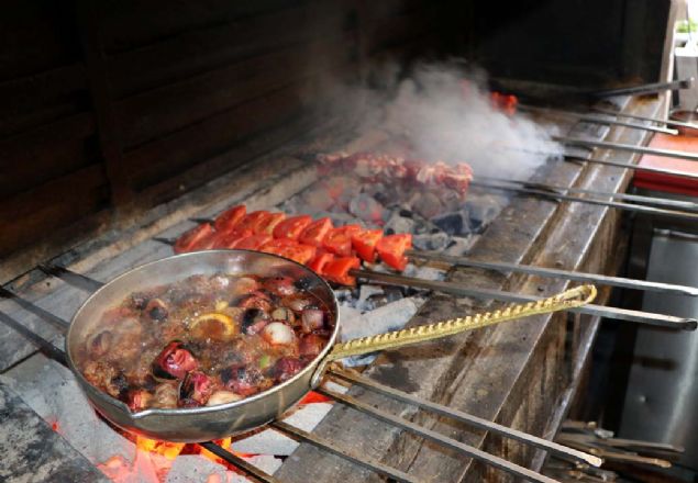UNESCO gastronomi ehri olan ve birbirinden farkl lezzetleri ile mutfakta bir dnya markas haline gelen Gaziantep mutfann vazgeilmezi, soan kebab besin deeri yksek olmas nedeniyle k aylarnda oka tercih ediliyor.  