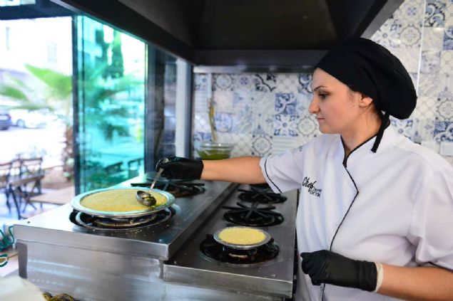 Einden byk destek grdn anlatan Geyik, 'Lezzetli knefe iin tabii ki peynirin, yan, kadayfn iyi olmas gerekiyor ama yapm ve piirmesindeki pf noktalarn yan sra kadn eli deince daha lezzetli oluyor' dedi.     