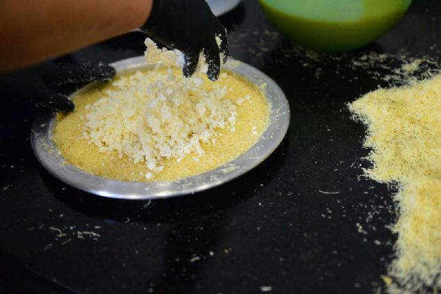 Evde ocuk bakan Geyik, i hayatna girmesi gerektiini dnerek, tatlclk yapmaya karar verdi. Einin de desteiyle oturduklar evi satan Geyik, meslei renmek iin ocuklaryla birlikte tatllaryla nl Gaziantep'e yerleti.   