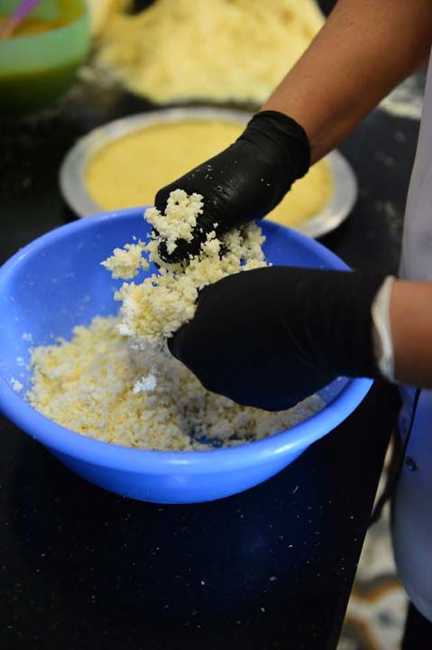 Burada kiralad evde yaarken, mehur bir tatlcdaher gn uzun saatler2 sene alan Geyik, birok tatlnn yapmnda ustalat.   