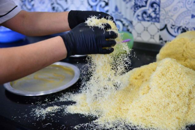 KAYSERL olan, 3 ocuk annesi Zeynep Geyik (33), Gaziantep'te tatlcda alarak, 2 senede knefe ustas olduktan sonra evini satp, Adana'da dkkanat.    