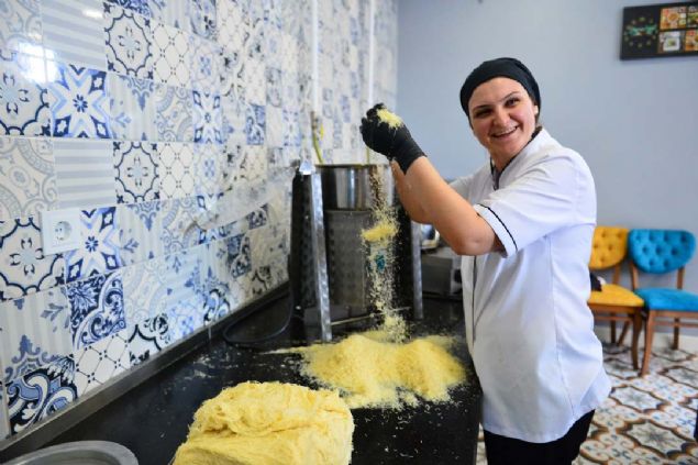 'KADIN EL DENCE DAHA LEZZETL'  <br><br>  Meslei rendikten sonra einin memleketi Adana'ya dnen Zeynep Geyik, Smer Mahallesi'nde knefe dkkanat.  