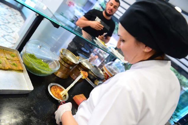 nce aryorlar, 'Bu iikadn m yapyor?' diyorlar. Tabelay grnce erkek usta altrdm dnenler vard ama beni retimin banda grnce anlyorlar.  