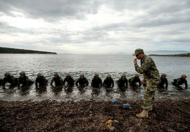 zarslan, unlar kaydetti:  <br><br>  'Yurt ii ve yurt dnda birok blgede grev alan unsurlarmz, bata Kbrs Bar Harekat olmak zere 1993-2001 yllar arasnda i gvenlik harekat kapsamnda rnak'ta, Yunanistan'n Kardak Kayalklarna asker karmas nedeniyle Marmaris'te, insani yardm harekatlar kapsamnda Arnavutluk'ta, muharip olmayanlarn tahliyesi maksadyla Libya ve Lbnan'da, bar gc olarak Kosova'da,  