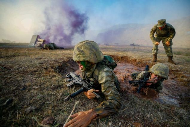 Deniz piyadeleri, 'ayakta kalan lr' sloganyla dman hattnda srnerek ve ksa sreli ayakta kalarak ilerledi ve hedefleri yok etti.     