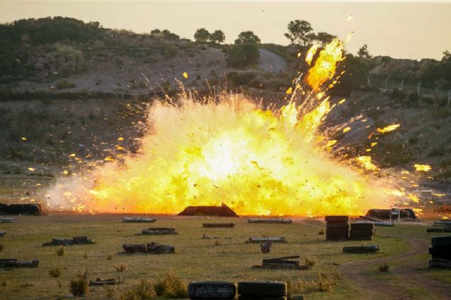 Stres altndayken bile hedefleri 12'den vurmay baaran 'timsahlar', helikopterden karadaki hedefi keskin nianc atyla isabetle vurdu.  