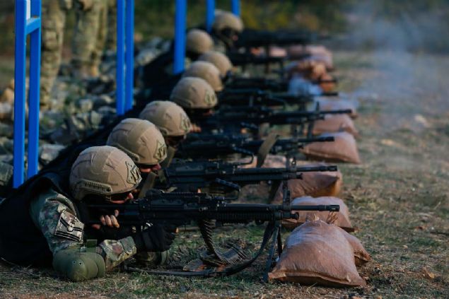 Gne sporla balayan amfibi deniz piyadeleri, eitimlerini zel eitim alanlar ve denizde srdryor.    