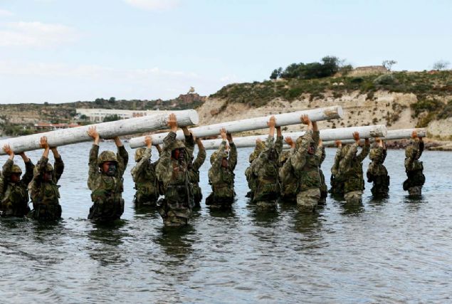 Kbrs Bar Harekat'nda adaya ilk karma yapan, i gvenlik harekatlarndan son dnemde Suriye'deki terr hedeflerine ynelik harekatlara kadar birok kritik grevde yer alan Trk Silahl Kuvvetlerinin (TSK) hem karada hem de suda grev yapabilen gc amfibi deniz piyadeleri,  <br><br>  'daima hazr' sloganyla yerine getirdikleri grevleri iin eitimlerini aralksz srdryor.      