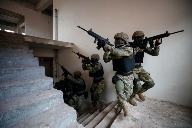 Anadolu Ajans (AA) ekibi, halen Suriye'de Bar Pnar, Zeytin Dal ve Frat Kalkan harekat blgelerinde, Hakkari'de, Afganistan ve Dou Akdeniz'de aktif olarak grev yapan amfibi deniz piyadelerinin komando, meskun mahal, suyun iinde yaral tahliyesi, eviklik, stres altnda at, denizden karaya karma, hareketli platformda at gibi birbirinden zorlu eitimini grntledi.  