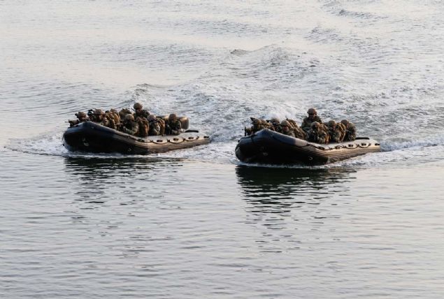 Komando eitiminden geen 'timsahlar', bottan hareket halindeki gemiye kma, halatla helikopterden inme, kama-kurtulma, her trl arazi artlarnda hayatta kalma, ileri dzey yzme gibi eitimleri de icra ediyor.  