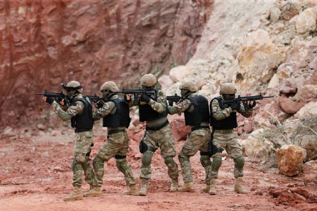 Deniz Kuvvetleri Komutanlnn zmir'in Foa ilesinde konulu 'Timsah Yuvas' Amfibi Deniz Piyade Tugay,  taraf denizlerle evrili Trkiye'nin jeostratejik konumu ve deniz ar menfaatlerinin korunmasnn yan sra karada da terr rgtlerine kar nemli rol oynuyor.     