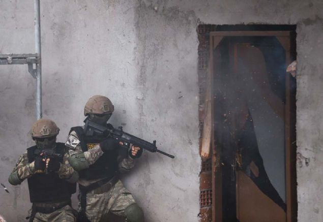 Gerekli gvenlik nlemini aldktan sonra kapy patlatarak ieri giren timler, daha sonra buradaki hedefleri hzlca etkisiz hale getirdi.  