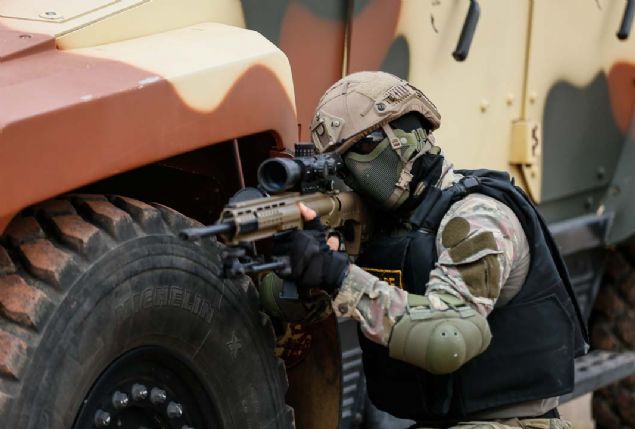 - Kbrs Bar Harekat'nda adaya ilk onlar ayak bast  <br><br>  1974'teki Kbrs Bar Harekat'nda adaya ilk ayak basan deniz piyadeleri, amfibi harekatlarn yan sra insani yardm, bar destekleme ve sivillerin tahliyesi gibi faaliyetlerde de etkin grev yapyor.  