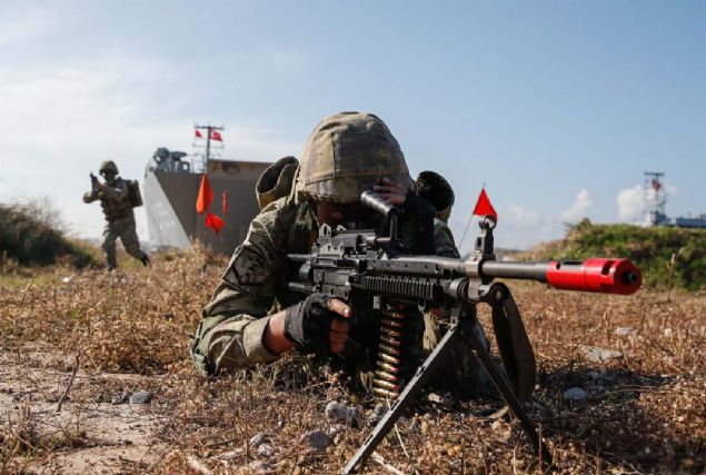 Amfi timleri, uzun mesafedeki kk hedeflerini belirlenen noktalardan tam isabet vurdu. Parkur faaliyetlerini de baaryla geen timler, denizde manevra kabiliyeti yksek botlarla karma yaparken, karada da grevlerini baaryla icra etti.  