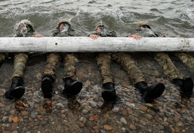 G, kondisyon gelitirme parkurunda fiziki dayankllk konusunda eitilen askerler, at konusunda da en iyisi olmalar iin zenle yetitiriliyor.   