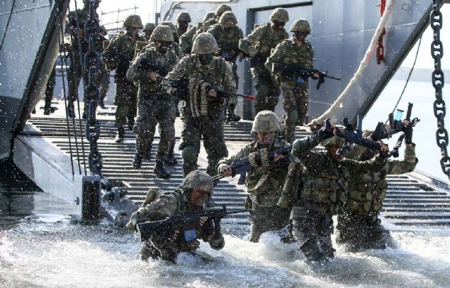 Tank karma gemileriyle dman kysna yaklaan 'timsahlar', gemide Deniz Piyade And'n okuyarak motive oldu ve kapaklarn almasyla hcuma geti.    