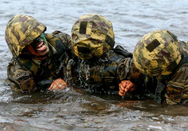 - 'Timsah' olarak adlandrlyor  <br><br>  Amfibi timi, zel grevlere ynelik teorik ve uygulamal eitimlerin yan sra spor ve at konusunda da 'st dzeyde' yetitiriliyor.   <br><br>  Amfibi deniz piyadeleri, su iinde de karadaki kadar hzl hareket edebilmeleri ve grntleri dolaysyla 'timsah' olarak adlandrlyor.    
