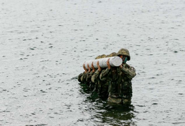 Amfibi Deniz Piyade Tugay Komutanlnda grevli amfibi deniz piyadeleri, birlie katldklar andan itibaren, fiziki ve askeri ynden stn standartlara ulamalar iin eitli alanlarda zel eitim alyor.     