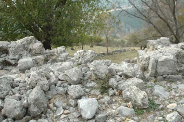 Hamam ve kilise olarak kullan�lm��, eskiden buraya kiremit borularla su getirilmi� ve yerleri hala duruyor.    