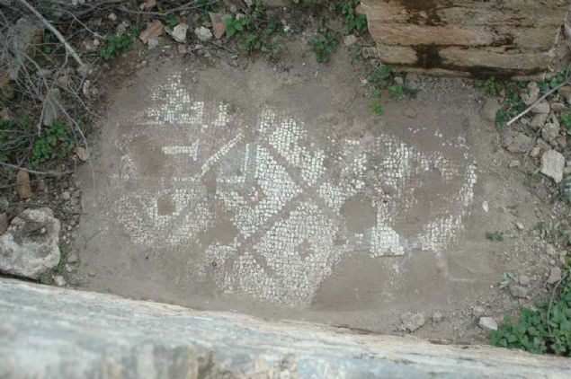 KE��LER� OTLATIRKEN BULDU  <br><br>  Mozai�in �evresindeki y�k�k duvarlar�n �zerinde ha� ve baz� �ekiller oldu�unu g�ren Nihat B�lb�l, 'Buras�n�n tarihte Roma ya da Bizans d�neminde ya�ant� yeri oldu�unu b�y�klerimiz s�ylerdi.    