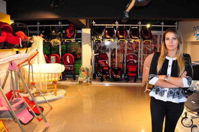 Sonra baktm ki olmuyor. Eimin ve babamn desteiyle yanma yardmc aldm. 1 yl sonra yanmda 3 alanm oldu.  <br><br>  Artk kargo alanmzn olduu 200 metrekarelik bir alana getim. Baktm ki olmuyor. Srekli bir talep geliyor ve ben talepleri karlamakta zorlanyorum. Biraz daha bymemiz gerektiini dndm.  <br><br>  uan iki kat maaza ve iki kat kargo olmak zere 4 katl byk bir alana getik. uan 11 kii alyoruz, dolayl olarak da yaklak 25 kiiye istihdam salyorum' diye konutu.      