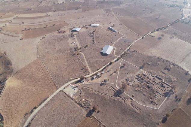 Dnyann en byk medeniyetlerinden biri olan Hitit mparatorluu'na bakentlik yapan en nemli askeri ve dini merkezlerinden birisi olan apinuva'da Hitit dnemine ait olduu dnlen insan kafatas ve uyluk kemii (sol femur) bulundu.          