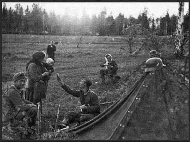 Bir Alman askeri, kumanyasn Rus bir anneyle paylarken, 1941.     