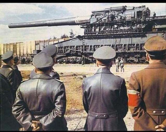 Tarihteki en byk silah - Schwerer Gustav Nazi Almanyas tarafndan retilen 1350 ton civarndaki bu nesne ancak demir yolu zerinde ilerleyebilmektedir.    