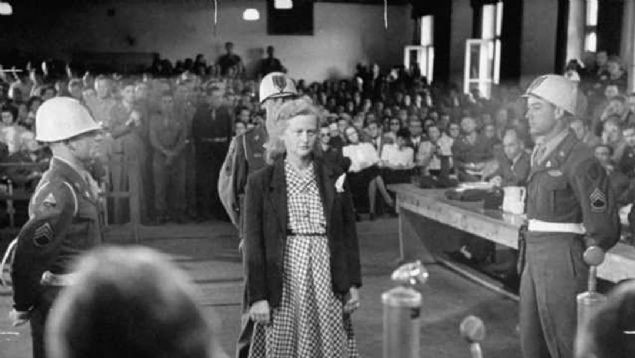 1947 ylnda mr boyu hapis cezasna arptrlnca hapisten kurtulmak amacyla gardiyanlarn biriyle ilikiye girip hamile kalm ve 2 sene iinde serbest braklmt.      