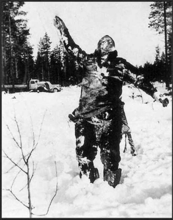 Fin askerleri tarafndan, Sovyet birliklerini korkutmak iin desteklerle karlar arasna montelenmi, souktan donan bir Sovyet askeri, 1938. Finli askerler, souktan donarak len Sovyet askerini psikolojik sava malzemesi olarak byle kullanm.       