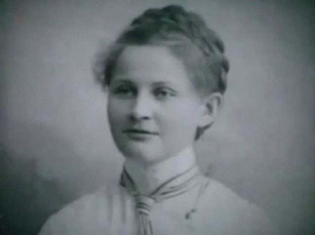 Adolf Hitler'in ilk ak olan 'Stefanie Rabatsch' bir yahudiydi. Hitler, kavuamad ilk ak Stefanie iin intihar etmeyi bile dnd.         