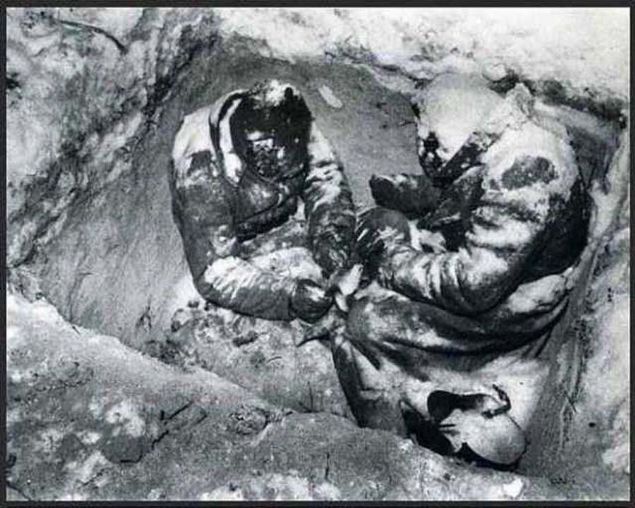 Siperde donarak len 2 Sovyet eri, Finlandiya, 1940. Sovyetler, birliklerini Finlandiya n cephelerine kadar getirmek zorundayd.  <br><br>  Baz Sovyet askerleri gneyliydi ve Finlandiya' da souk k artlarna alkn askerlerle karlatrldnda, kn bu kadar zor artlarda geeceini dnmyorlard. Yiyecek ve erzak sknts ok bykt ve k artlarnda savamak iin yeterli eitim ve teknikleri yoktu. Siperleri al rp ile kaplayp, zerini karla rterek scakl 1, 2 derece artrmaya alyorlard.    