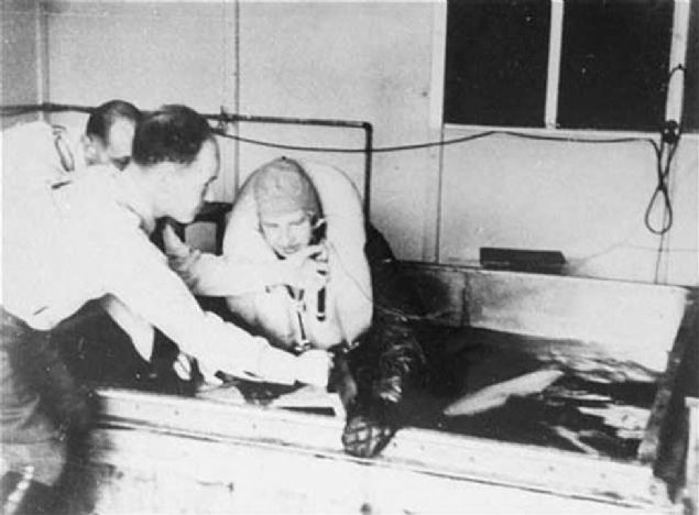 Nazilerin souk su deneyi.      