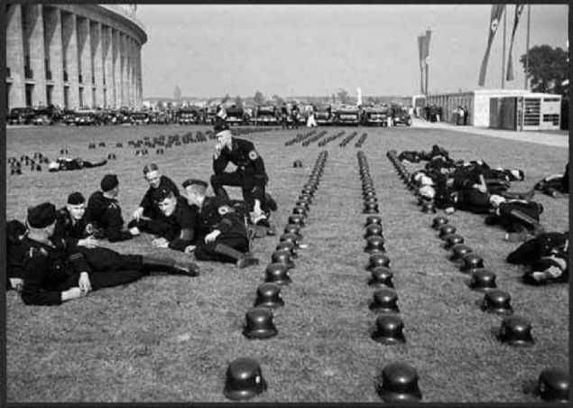 Alman SS birlikleri, Berlin'deki 1936 Olimpiyat oyunlarnda dinlenirken.      