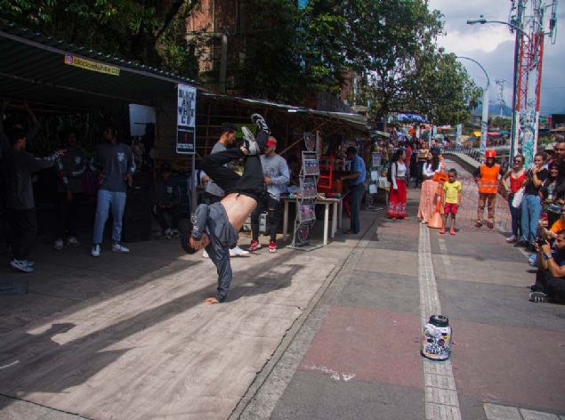 �nceleri uyu�turucu ka�ak��lar�n�n, �etelerin, paramiliter askerlerin ve h�k�metin �at��ma alan� olan b�lgede, g�n�m�zde bir�ok duvar resmi ve grafiti sokaklar� s�sl�yor. 