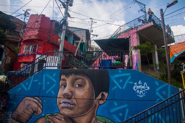 Kolombiya'n�n Medellin �ehrinde bulunan Comuna 13 mahallesinde yeni y�l�n yakla�mas�yla yerli ve yabanc� turist ziyaretlerinde art�� ya�and�. 