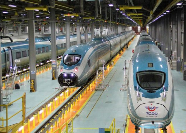 'Eer gn ierisinde rutin d bir durum gelimezse, plan dahilinde setlerimiz (YHT) 3 veya 4 gn arayla atlyemize gelir.   <br><br>  Yolculuk esnasnda trende herhangi bir arza veya olumsuzluk oluursa bakm onarm merkezimizin ilgili birimine kaytlar dyor ve arkadalarmz arzalar inceledikten sonra gerekirse yolculu treni ekip atlyemize getirmekte' eklinde konutu.   