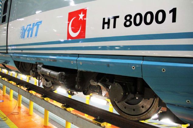 Trenler bakm iin uygun pozisyonu aldktan sonra, ayn anda i, d ve at bakm yapabileceimiz bir tesisimiz var.   <br><br>  Teknik personellerimiz ve mhendis arkadalarmz tren ierisindeki kayt cihazlarndan ilgili kaytlar alarak arza mevcutsa bunu giderirler, farkl bir mhendislik birimimiz ise trenler atlyeye gelmeden nce yapt kilometreye gre hangi bakm yaplacaksa bununla ilgili planlama, program yapar.    