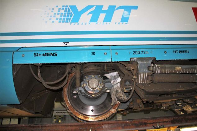 Byklk ve hizmet asndan Avrupa'da bir benzeri olmayan Etimesgut Yksek Hzl Tren (YHT) Bakm Merkezinde trenlere rutin bakmlar yaplabilirken, herhangi bir sorun veya aksaklk olumas durumunda ar bakmlarda yaplabiliyor.   <br><br>  Seferden dnerken trende oluan aksaklklar bir ekranda grebilen makinistler, bu aksaklklar bakm merkezine doru seyir halindeyken annda merkezde bulunan teknisyen veya mhendislere aktarabiliyor.    