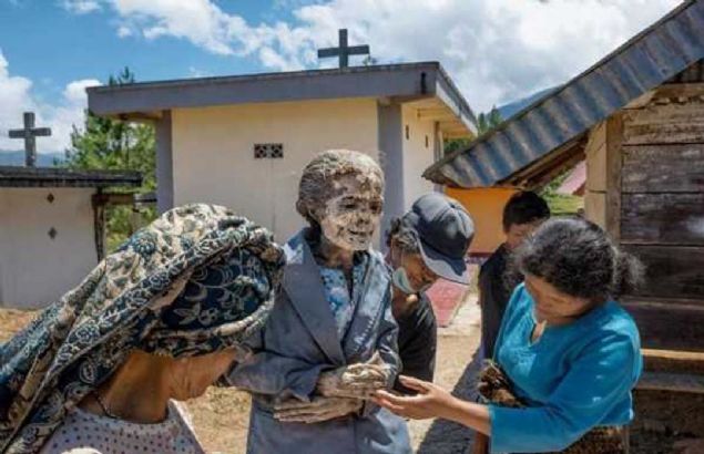 Cenazesi yaplan ller ise birka yl sonra tabuttan tekrar karlyor ve ikinci bir cenaze yaplyor. 