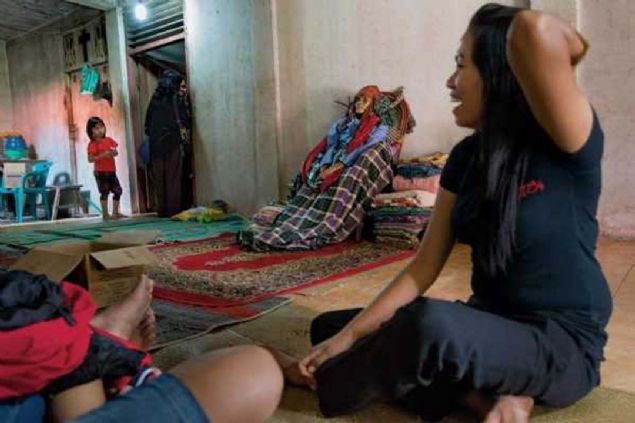 Sulawesi halk maddi durumlar elverdii srece, sevdikleri llerin cenazesini aylarca, bazen yllarca erteleyerek, beraber yaamaya devam ediyorlar    