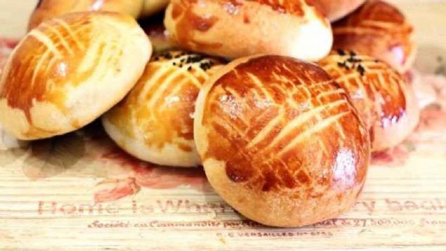 zellikle kadnlarn bel blgesindeki yalanma, gemeyen sivilce, ene blgesinde kllanma art ve erkek tipi sa dklmesi varsa yumurtalklardaki kistin habercisi olabilir Hamilelik dneminde baz kiilerde sivilce oluumu artabilmektedir.   <br><br>  zellikle eker oran yksek poaa, brek, ikolata ve gazl iecekler inslin direncini artrarak sivilce oluumunu arttrabilir.       