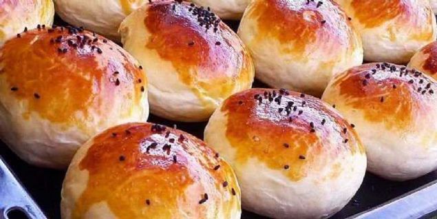 Evde kullanlan sirke, maden suyu ve limon gibi rnler bilinsiz bir ekilde kullanldnda yank, iz ve leke yapabilir.  <br><br>  Tedavi sivilcenin iddetine gre yaplmaldr. Herkesin mutlaka, cilt tipine uygun ykama jeli, nemlendirici ve gne kremi kullanma alkanl olmaldr.  <br><br>  Cilt ok yal diye sk sk cilt ykamak doru deildir. Hafif iddetli sivilcede, topikal dediimiz srme ilalar kullanlr. Orta ve ar iddetli sivilcede ise sistemik antibiyotikler ve akne tedavisinde kullanlan baz haplar faydal olabilir. ok fazla sayda siyah nokta varsa mekanik temizlik doktor tarafndan yaplmaldr.       