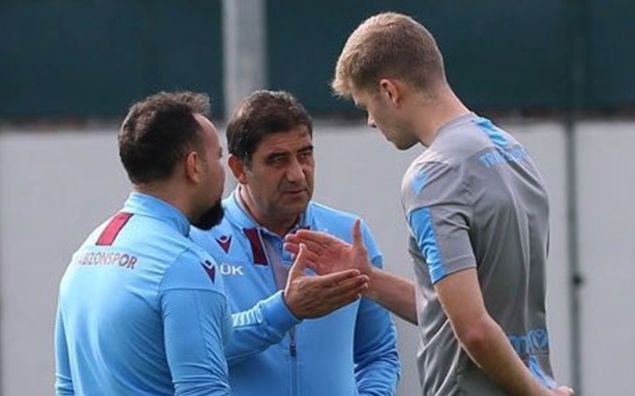 Trabzonspor'un Norveli yldz Alexander Srloth takmn gol ykn ekmeye devam ederken babas hakkndaki detay herkesi artt.                                                                 Srloth'un babas da bir zamanlar kendisi gibi futbolcuydu. Baba Goran Srloth, 1993-94 sezonunda Trkiye'de Bursaspor formas giymiti. Srloth'un babas Goran ve uanki hocas nal Karaman ayn top iin mcadele etmi. te yllar ncesine ait o fotoraf...                                                         