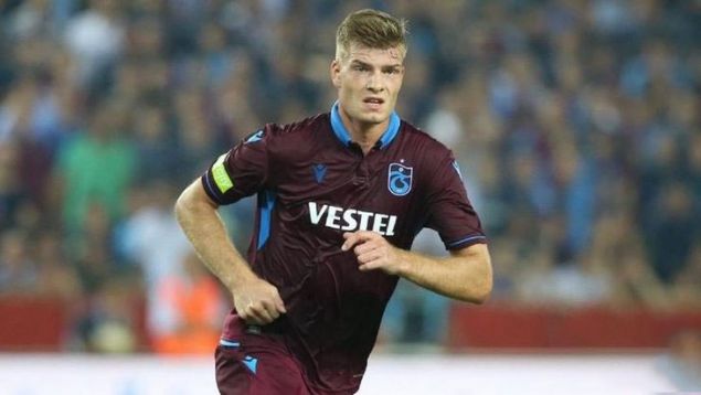                                                                 Trabzonspor'un Norveli yldz Alexander Srloth takmn gol ykn ekmeye devam ederken babas hakkndaki detay herkesi artt. Srloth'un babas da bir zamanlar kendisi gibi futbolcuydu. Baba Goran Srloth, 1993-94 sezonunda Trkiye'de Bursaspor formas giymiti.                                                         
