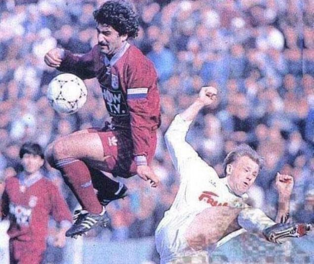                                                                 Srloth'un babas Goran ve uanki hocas nal Karaman ayn top iin mcadele etmi. te yllar ncesine ait o fotoraf...                                                         